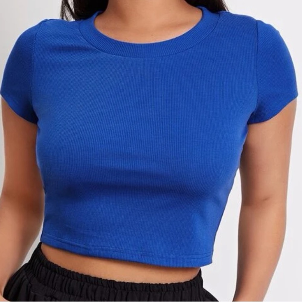 Blue cropped t-shirt